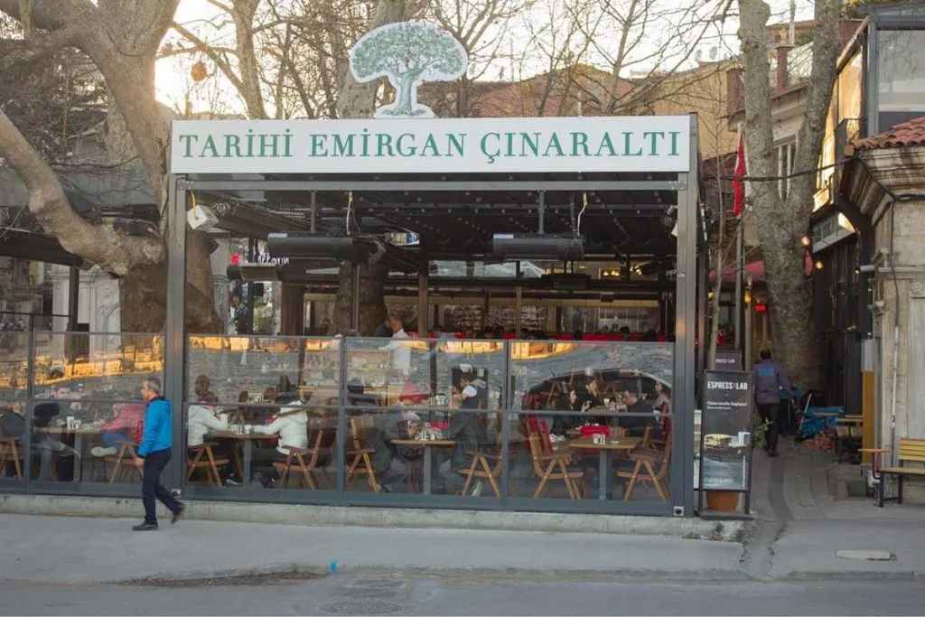Emirgan Tarihi Çınaraltı cafe by the Bosphorus