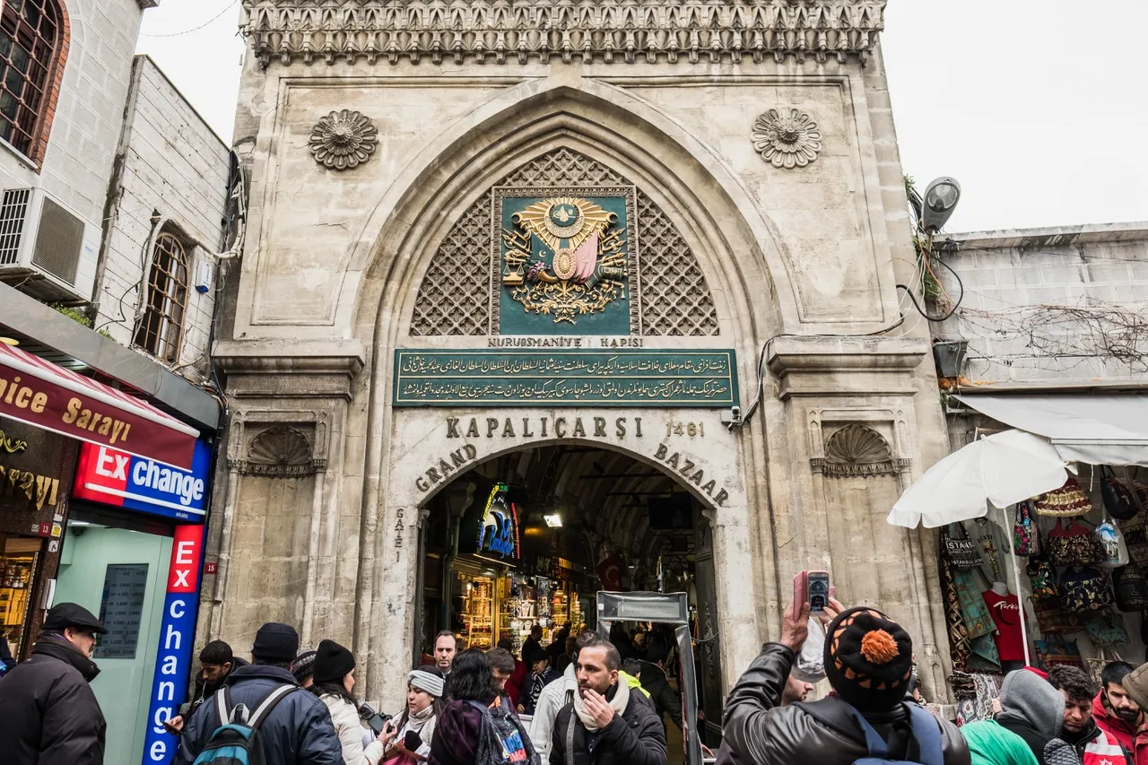 Crowd at brick arch of nurosmaniye entrance to istanbul grand bazaar flavors of old city tour
