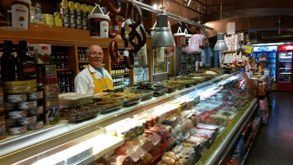 Tuşba Uzman Mezeci has one of the best stuffed grape leaves in Istanbul.